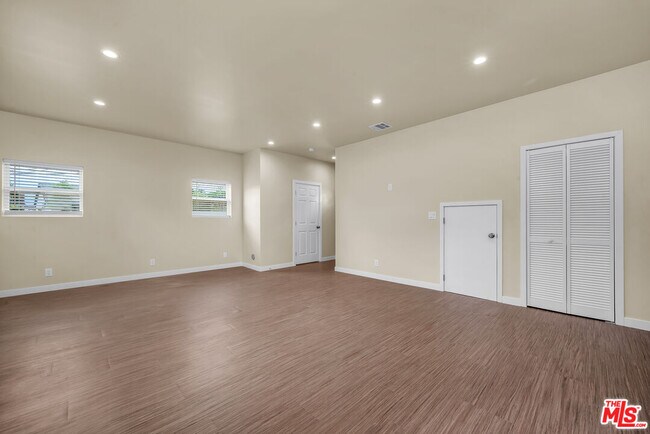 Foto del edificio - 6625 Duchess Dr