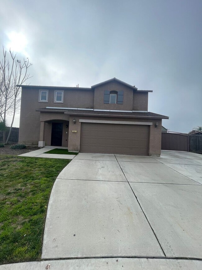 Building Photo - Charming home in desirable neighborhood.