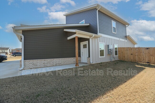 Building Photo - 1405 SW Poigai Wy