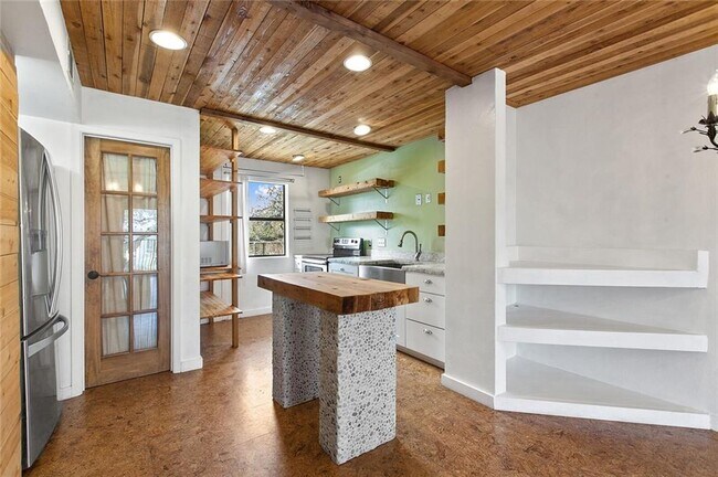 Foto del edificio - 1135 Barton Hills Dr