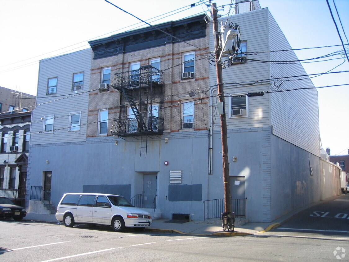 Building Photo - 809-813 West St