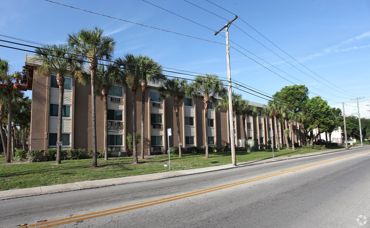 Primary Photo - Central Court