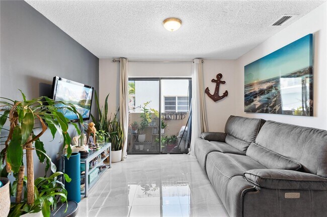 Foto del edificio - 7915 Harding Ave