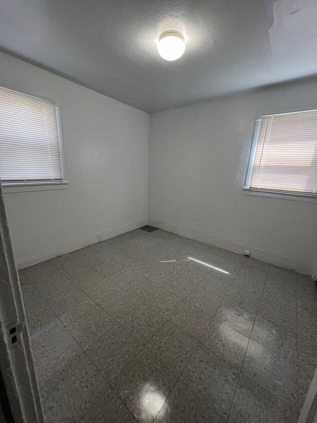 Building Photo - 2 bedroom 1 bathroom Home - Mills Addition