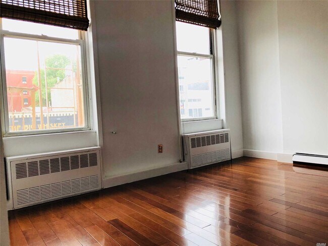 Building Photo - 521 Grand St