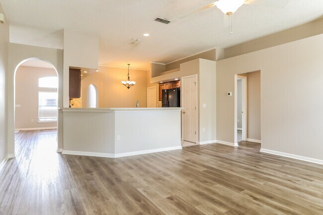 Foto del edificio - 265 Maplewood Dr
