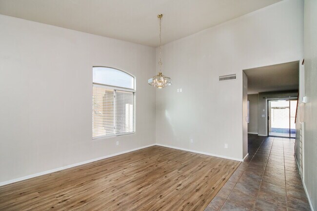 Foto del edificio - 44852 W Woody Rd