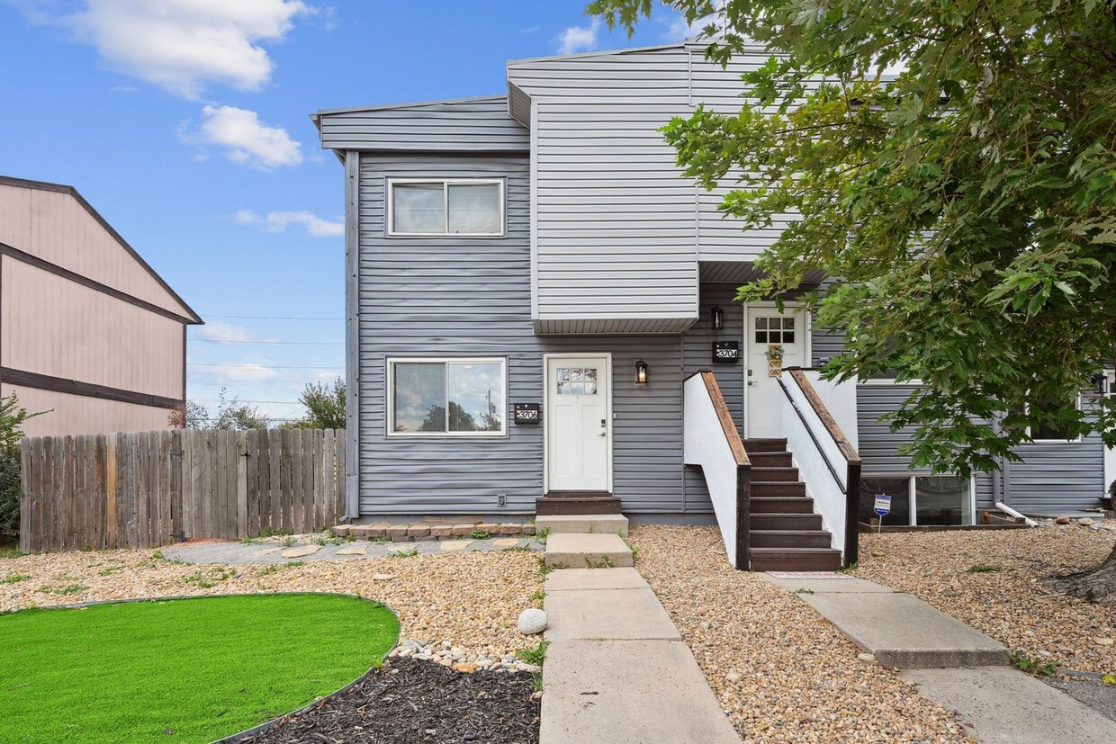 Foto principal - Newly Remodeled Denver Townhome