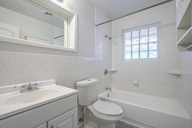 Foto del edificio - 4 Bedroom 1.5 Bath Home Near I-240 and I-3...