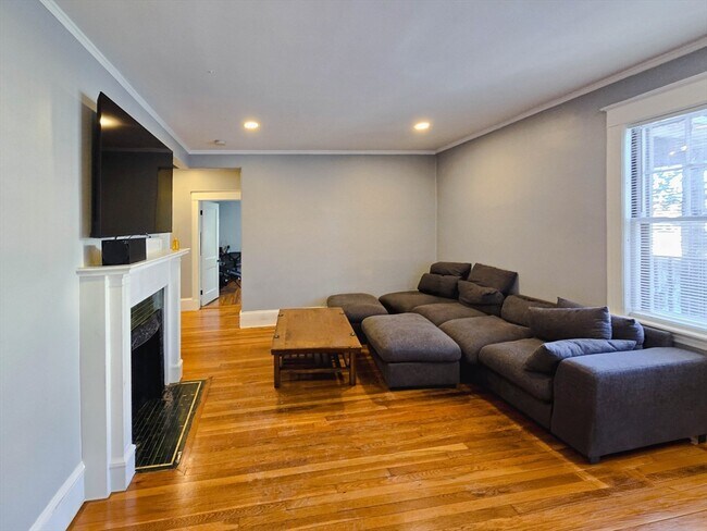 Foto del edificio - 235-237 Chestnut Hill Ave