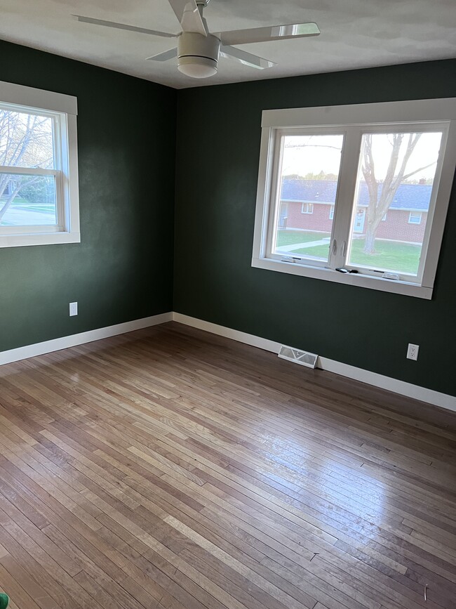 Building Photo - 1694 Earl Dr