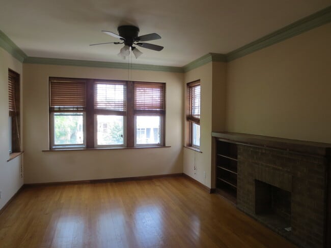 Building Photo - 2433 W Belle Plaine Ave