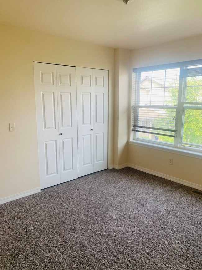 Building Photo - Great Northside Townhouse!
