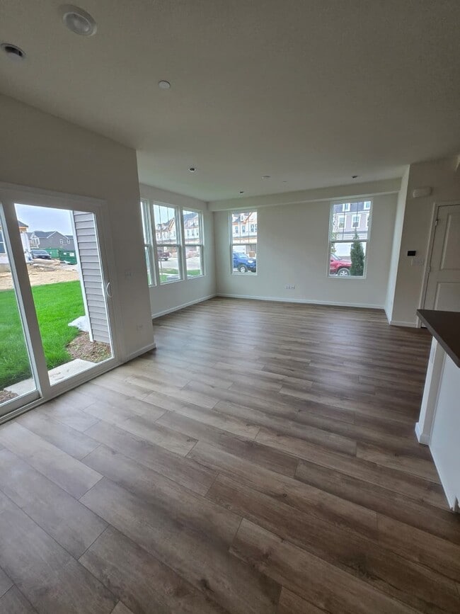 Building Photo - 5931 Hawkweed Dr