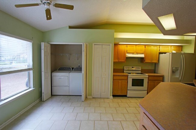 Foto del edificio - Charming Three Bedroom Home on Ameila Island