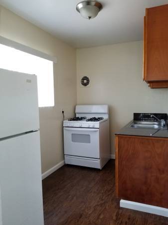 comes with stove & Fridge - 2252 Morley St
