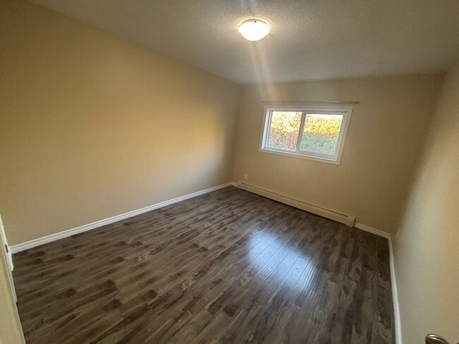 Building Photo - 30-30 Westmount Rd W