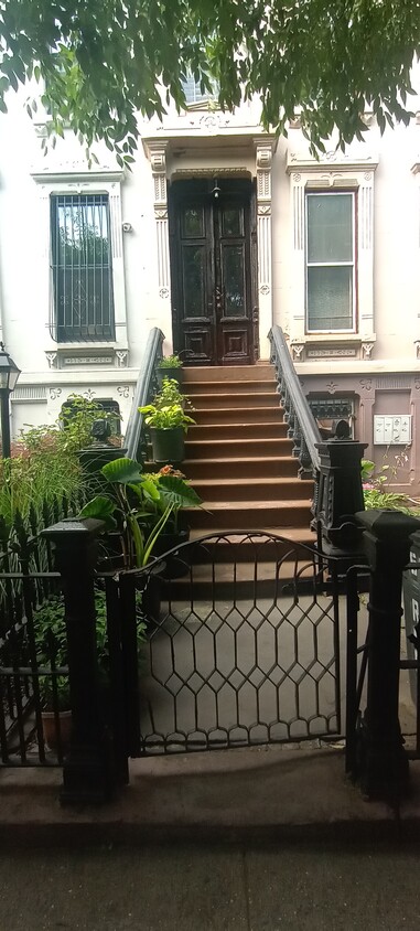 Primary Photo - 455 Putnam Ave