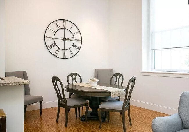 Dining Nook - 32 Carey St
