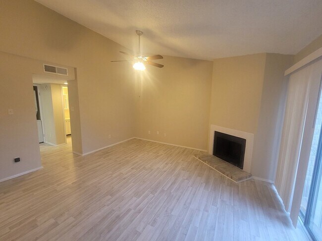 Foto del edificio - 7076 N Holiday Dr