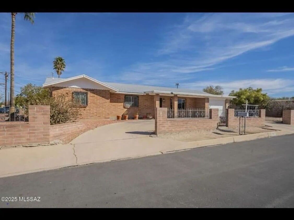 Primary Photo - 1156 N Belvedere Ave
