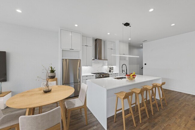 Foto del edificio - Modern design Oak Lawn townhouse by Inwood...