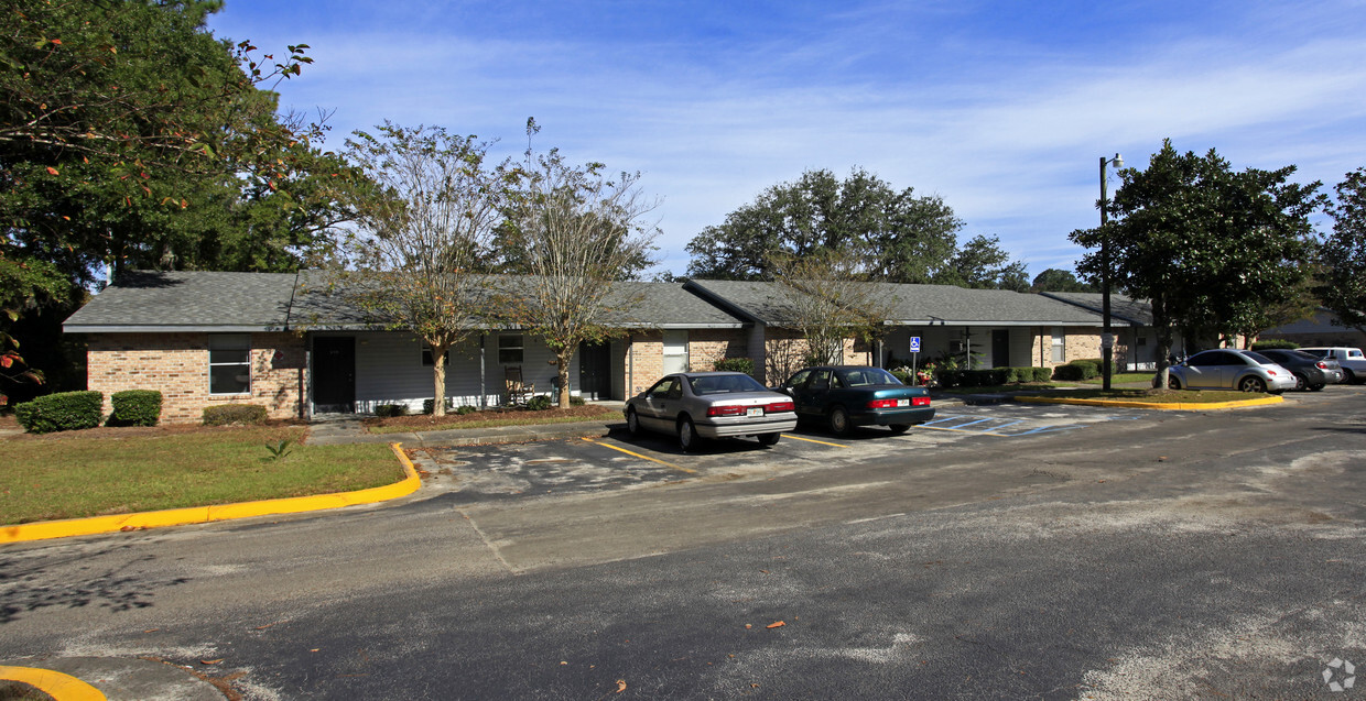 Building Photo - Moss Creek Apartments