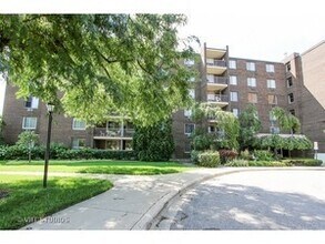 Building Photo - 225 S Rohlwing Rd