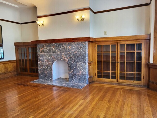 Foto del edificio - 2 Bedrooms 1.5 Bath Flat with a Bonus Room...