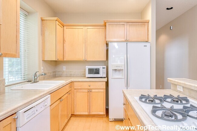 Building Photo - Orenco Gardens Beautiful 2-Level Beauty wi...
