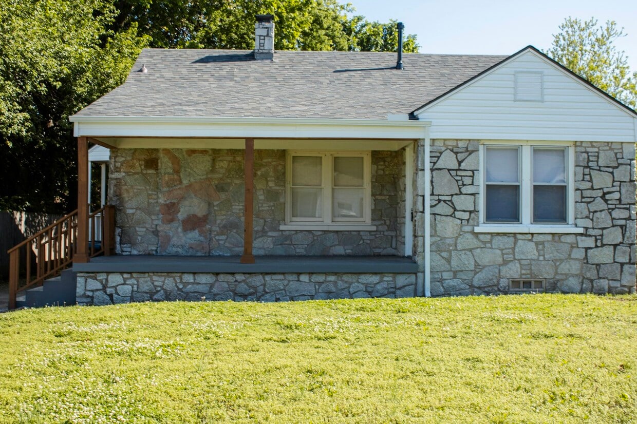 Primary Photo - 2420 NE 25th St
