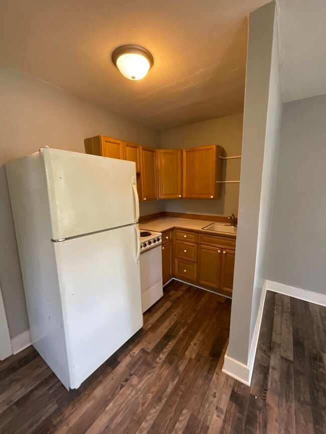 Building Photo - 1 bedroom/ bath duplex