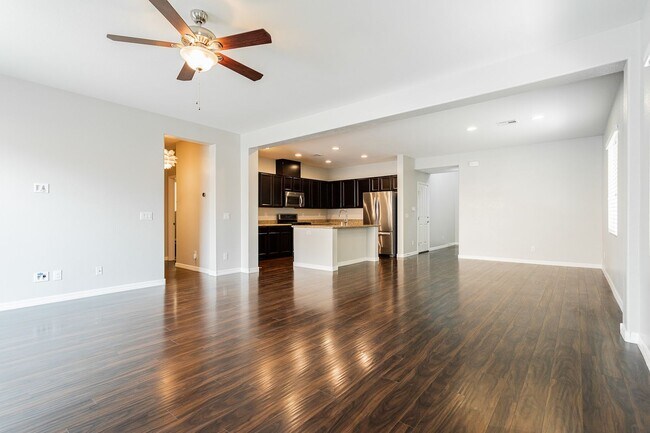 Foto del edificio - Exquisite 5 bedroom 4 bathroom home with fresh paint and new carpet waiting for you!