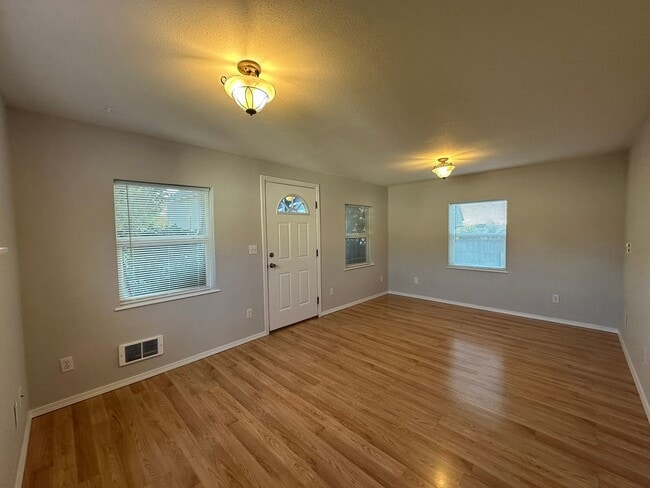 Building Photo - Stand-alone 1BR Home | W/D | Prime North E...