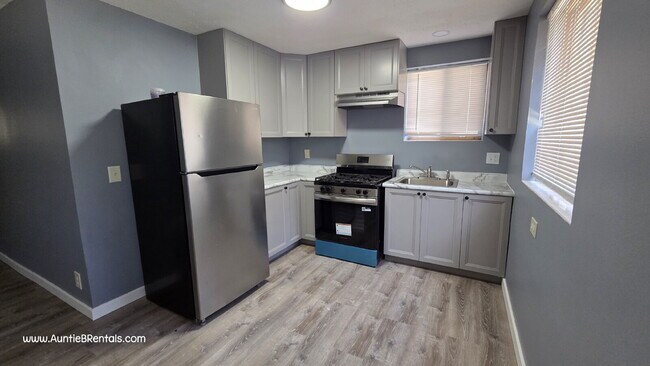 Foto del edificio - 3 Bedroom 1 Bath Multiplex Unit #2 – Columbia Heights