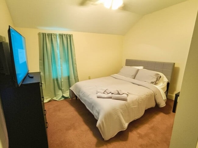 Building Photo - 724 Church St