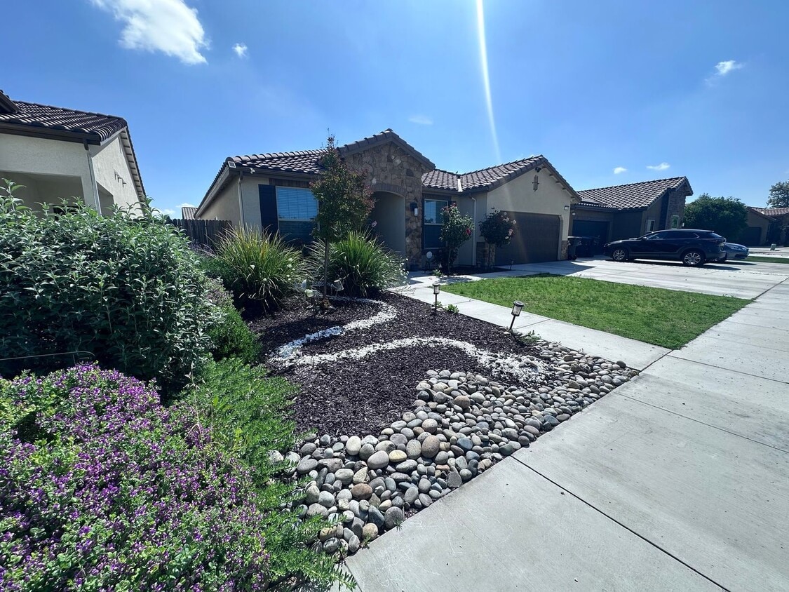 Foto del edificio - SE Visalia home coming soon! Equipped w/ Solar & Tesla charger