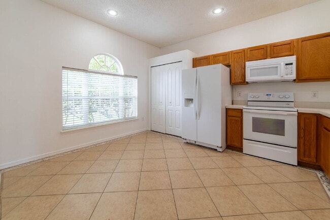 Building Photo - **Charming 4BR/2BA Pond-View Home with Boat Ramp Access – East Orlando **
