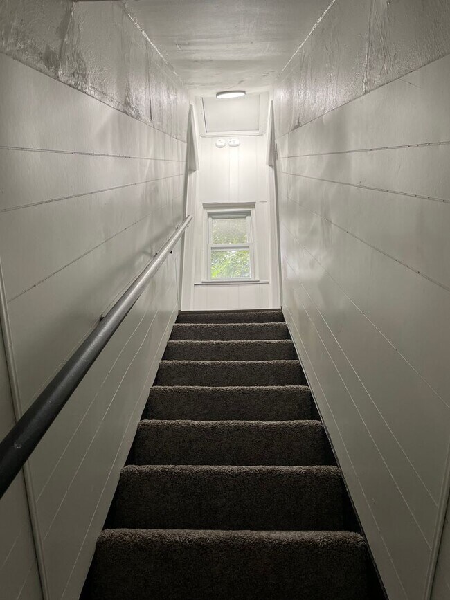 Foto del edificio - AVAILABLE MAY 2026 - Spacious 3 Bedroom Home w/ Non-Traditional Layout!