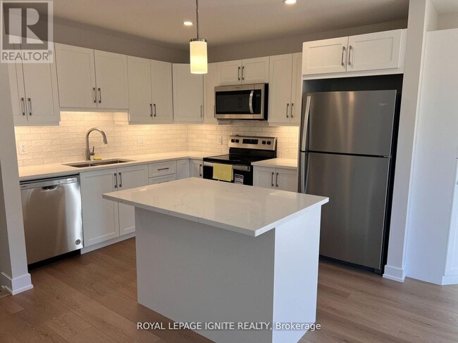 Building Photo - 93 Whitcomb Cres