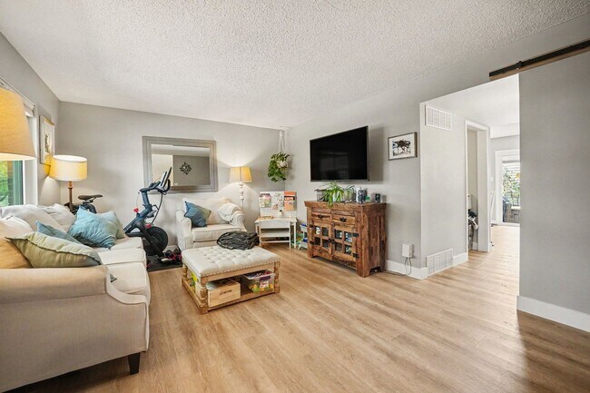 Foto del edificio - Modern 3-Bedroom Townhome Featuring an Updated Kitchen and Spacious Primary Suite