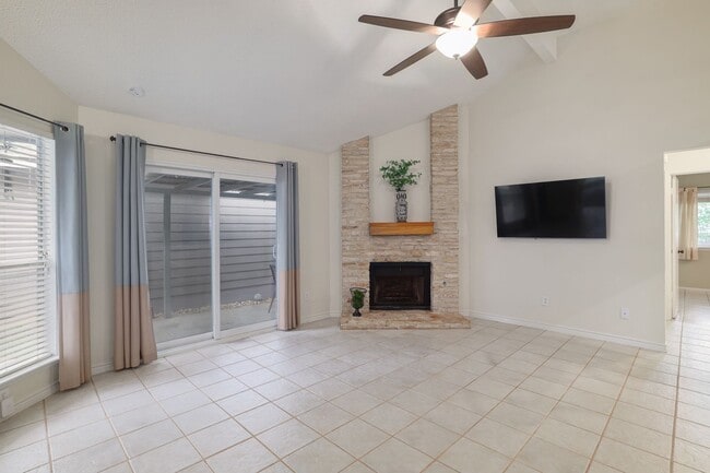 Building Photo - Freshly Renovated! Great Location! Such a sweet home