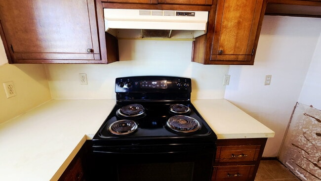 Building Photo - Centrally Located/ Convenient to Major Tho...