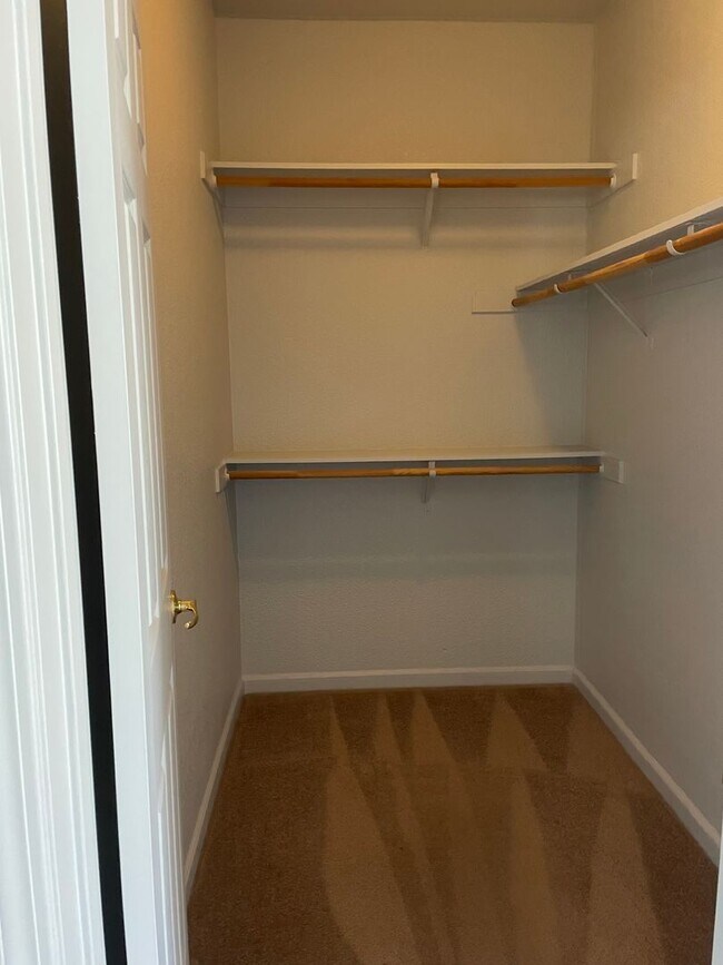 Foto del edificio - Cute 1 bedroom 1 bath Upstairs Granny Unit!