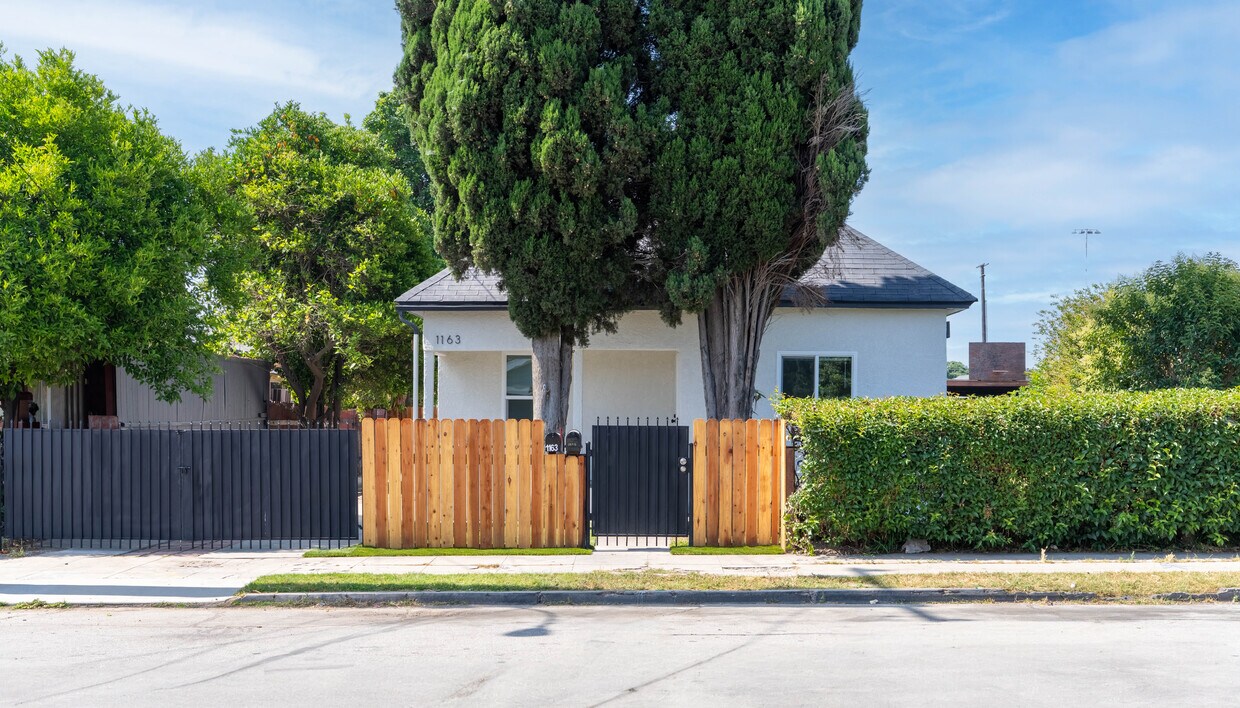Foto principal - 1163 Spruce St W