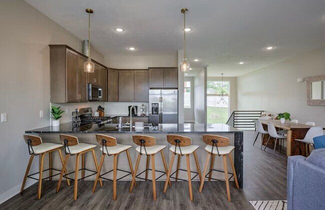 Foto del edificio - Fully Furnished Modern 3BR Retreat | Penthouse + Skyline Views