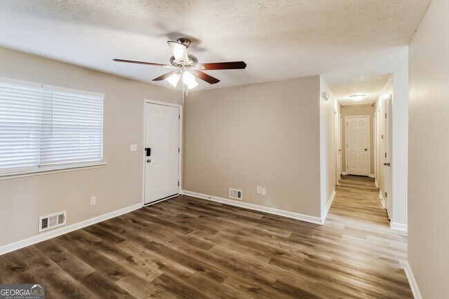 Foto del edificio - 635 Lakeridge Cir SE