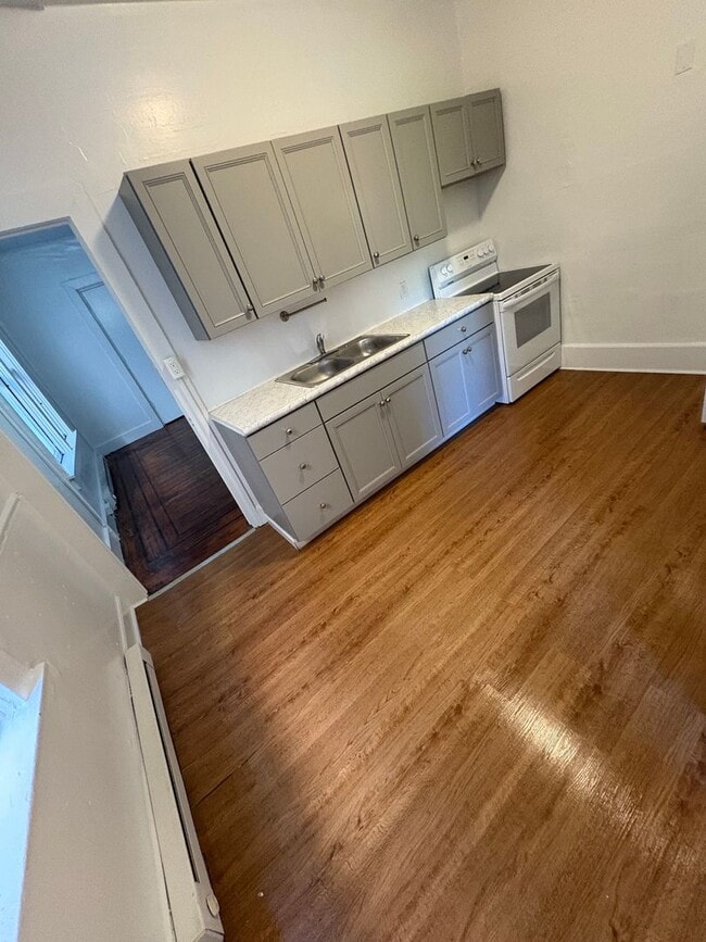 Building Photo - 1st Floor 1 Bedroom Near Fairgrounds, Yard...