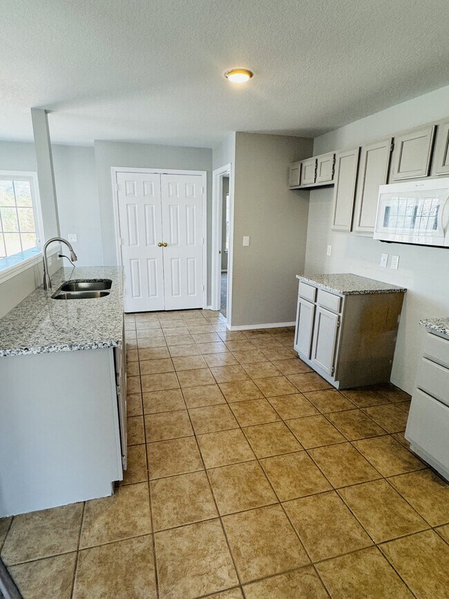 Foto del edificio - 324 Grant Springs Dr