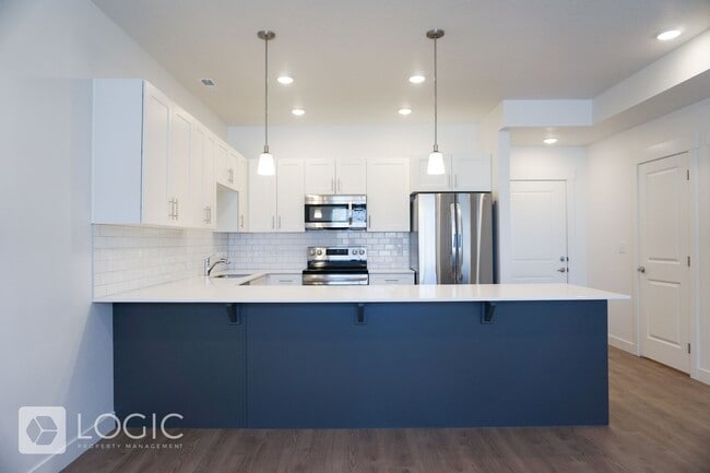 Building Photo - Gorgeous Townhome in Great Location!